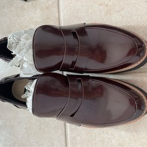 Brand New woman 7.5size shoes. Wine color.